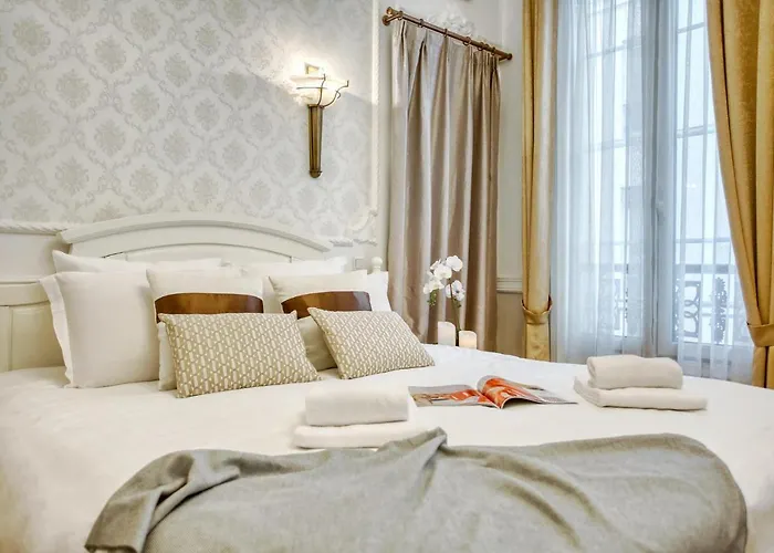 Galeries Lafayette - 7 Bedrooms - Lift - Aircon