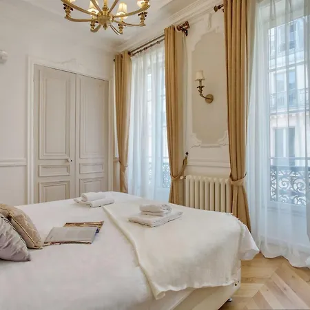 Galeries Lafayette - 7 Bedrooms - Lift - Aircon Apartment *